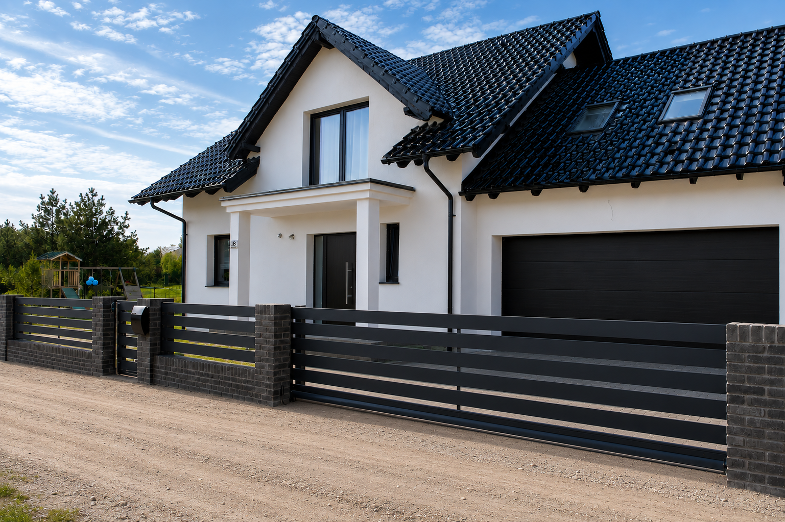 Moderne FENZ Zaunanlage vor einem Einfamilienhaus